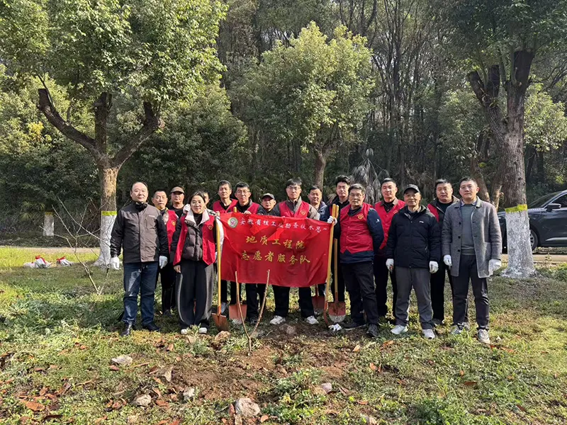 不负春光添新绿　义务植树育生机